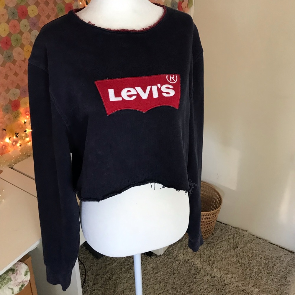 Cropped Levi’s sweatshirt